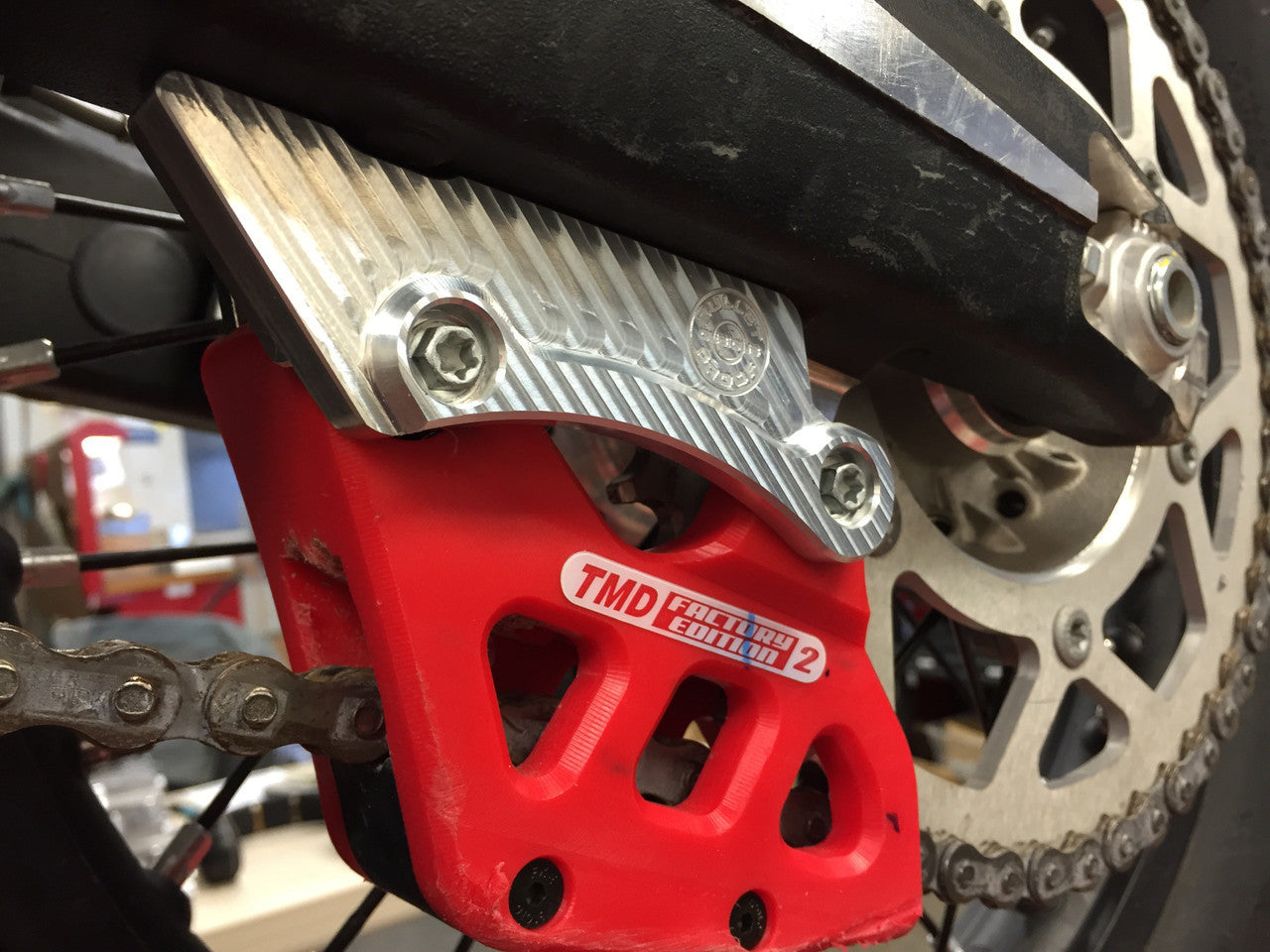 Swingarm Guard, Red